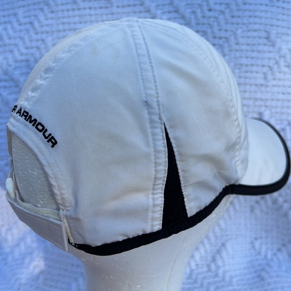 Under armor white and black adjustable hat - Picture 5 of 8